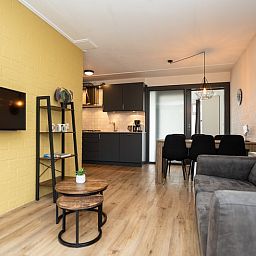 Gezellige woonkamer van Vakantiehuis 34A in De Cocksdorp Texel met moderne inrichting.