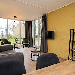 Lichte leefruimte in Vakantiehuis 34A, De Cocksdorp Texel, met uitzicht op de tuin.