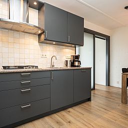 Moderne keuken in Vakantiehuis 34A, De Cocksdorp Texel, compleet met eetruimte.