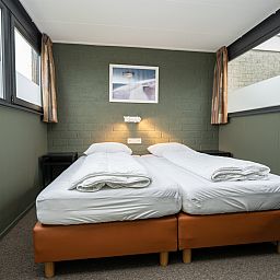 Comfortabele slaapkamer in Vakantiehuis 34A, De Cocksdorp Texel, met tweepersoonsbed.