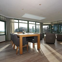 Geraeumiges Esszimmer im Wintergarten der Villa De Witte Hoek, Ferienhaus auf Texel mit Panoramablick.