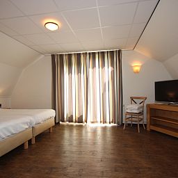 Helles Schlafzimmer mit Balkon im Wintergarten der Villa De Witte Hoek, Ferienhaus auf Texel, Watteninseln.