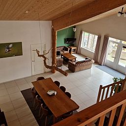 Lichte en ruime woonkamer in Huisje in De Cocksdorp, Texel, met comfortabele zitruimte.