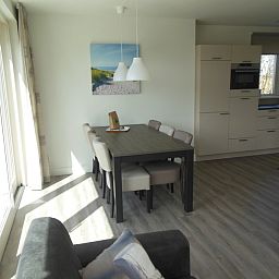 Esszimmer in Zevenbergen Texel - Bungalow, De Cocksdorp, mit viel Tageslicht.