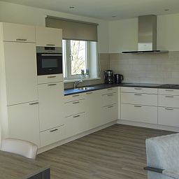 Vollstaendig ausgestattete Kueche im Bungalow Zevenbergen, De Cocksdorp, Texel, ideal fuer Selbstversorger.