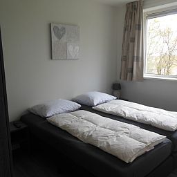 Schlafzimmer mit zwei Betten in Zevenbergen Texel - Bungalow, De Cocksdorp, Texel.