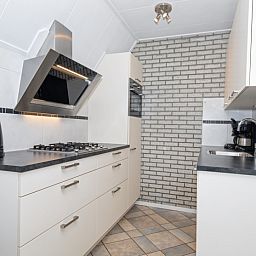 Modern kitchen in Holiday home Schelpenoord 121, De Cocksdorp Texel, fully equipped for a comfortable stay.