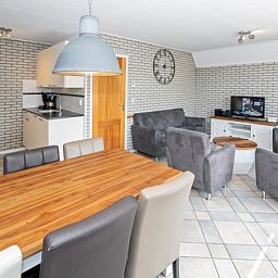 Cozy living room with dining area in Holiday home Schelpenoord 121, located in De Cocksdorp on Texel.