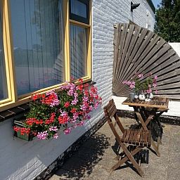 Cozy terrace with flowers at Holiday Homes Family Bouthoorn in Zuid-Eierland, Texel.