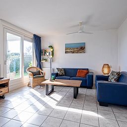 Gezellige woonkamer in Vakantiehuis Slufterduin 52a, De Cocksdorp, Texel met comfortabele zithoek.