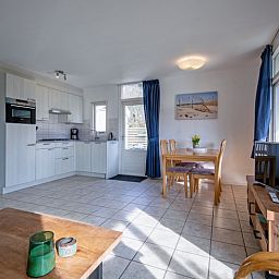 Vakantiehuis Slufterduin 52a, De Cocksdorp, Texel met moderne keuken en eetgedeelte.