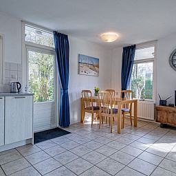 Eethoek en keuken in Vakantiehuis Slufterduin 52a, De Cocksdorp, Texel met veel natuurlijk licht.
