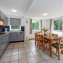 Geraeumige Kueche und Essbereich im Ferienhaus Slufterduin 098, Texel, mit modernen Geraeten und grossem Esstisch.