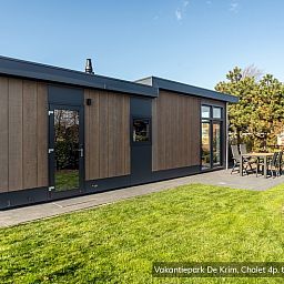 Ferienhaus Chalet Typ Texel de Luxe in De Cocksdorp, Texel mit sonniger Terrasse und gruener Umgebung.