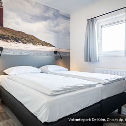 Chalet Typ Texel de Luxe, De Cocksdorp, Texel mit Schlafzimmer und einzigartiger Texel-Landschaft als Wanddekoration.
