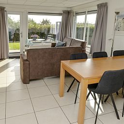 Offenes Wohn- und Esszimmer im Bungalow 9300, Texel mit Blick auf den Garten, ideales Feriendomizil in De Cocksdorp.