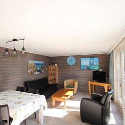Gemuetliches Wohnzimmer im Bungalow Tamarisk 196, Texel, mit bequemer Sitzecke.