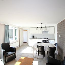 Moderne offene Kueche im Bungalow Tamarisk 196, De Cocksdorp, Texel, mit Essbereich.