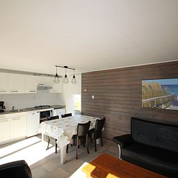 Essecke und Kueche im Bungalow Tamarisk 196, Texel, ideal fuer Familienessen.