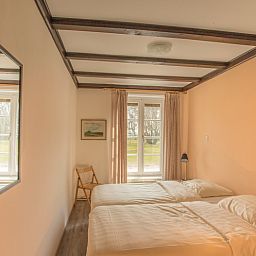 Schlafzimmer im Ferienhaus Typ R, De Cocksdorp, Texel, mit zwei Einzelbetten und viel Tageslicht.