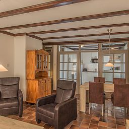 Ess- und Sitzecke im Ferienhaus Typ R, De Cocksdorp, Texel, mit Holzmoebeln und stilvoller Einrichtung.