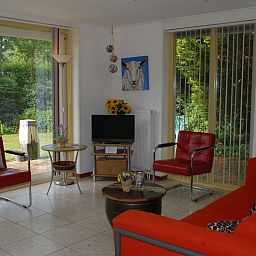 Gemuetliches Wohnzimmer im Bungalow Tamarisk 212, De Cocksdorp, Texel, mit Blick auf den Garten.