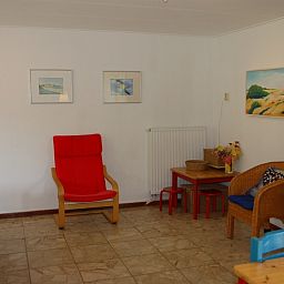 Stilvolles Interieur des Bungalows Tamarisk 212 in De Cocksdorp, Texel, mit Kunst an der Wand.
