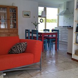 Offener Wohnbereich im Bungalow Tamarisk 212, De Cocksdorp, Texel, mit Zugang zur Kueche.