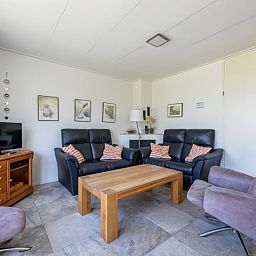 Stilvolle Sitzecke im Ferienhaus Slufterhoek 078, De Cocksdorp, ideal zum Entspannen.