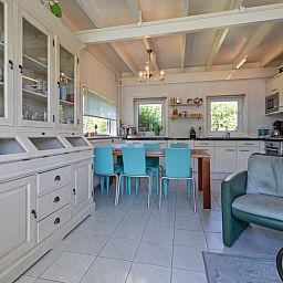 Essecke und Kueche im Bungalowpark Slufteroord Holiday home 300, De Cocksdorp, Texel.