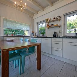 Moderne Kueche mit Essecke im Ferienhaus Slufteroord 300, De Cocksdorp, Texel.