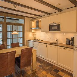 Moderne keuken in Type S-2 vakantiehuis, De Cocksdorp, Texel met eethoek.