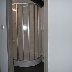 Compacte badkamer met douche in Type S-2 vakantiehuis, De Cocksdorp, Texel.