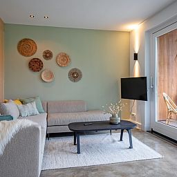 Stilvolles Wohnzimmer des Ferienhauses Griend in De Cocksdorp, Texel mit bequemem Sofa.