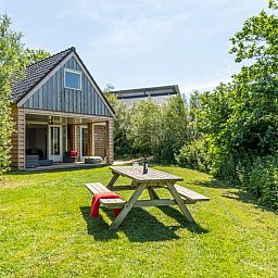 Ferienhaus Zeewinde in De Cocksdorp, Texel mit Sonnenterrasse und Picknicktisch. Ideal fuer einen erholsamen Urlaub auf den Watteninseln.