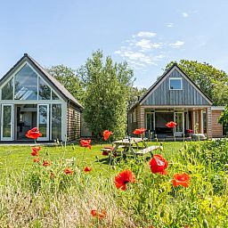 Doppelferienhaeuser in Zeewinde, De Cocksdorp, Texel. Umgeben von Natur und Blumen, ideal fuer einen Wattenmeeraufenthalt.