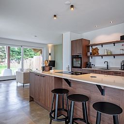 Offene Kueche im Ferienhaus Brakzand, De Cocksdorp Texel, mit Blick auf den Garten.