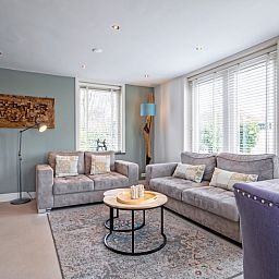 Gemuetliches Wohnzimmer im Bungalow Postweg 109, De Cocksdorp, Texel. Gemuetliche Sitzecke mit viel Tageslicht auf den Watteninseln.