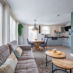 Gemuetliches Wohnzimmer im Bungalow Postweg 109, De Cocksdorp, Texel. Komfortables Ferienhaus mit moderner Einrichtung und viel natuerlichem Licht.