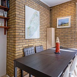 Essecke mit dekorativen Elementen im Ferienhaus Slufterduin 092, De Cocksdorp, Texel.