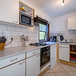 Moderne Kueche im Ferienhaus Slufterduin 092, De Cocksdorp, Texel mit allen notwendigen Geraeten.