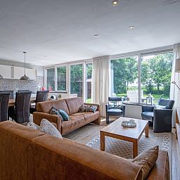 Offenes Wohnzimmer und Kueche im Ferienhaus Slufterhoek 132, De Cocksdorp, Texel, ideal fuer gemuetliches Beisammensein