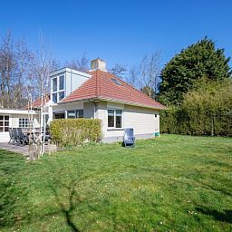 Grosser Garten im Bungalowpark Slufterduin - 't Oppertje, einem Ferienhaus in De Cocksdorp, Texel, ideal zum Entspannen.