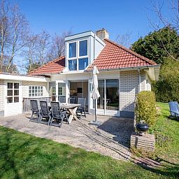Der Bungalowpark Slufterduin - 't Oppertje in De Cocksdorp, Texel, bietet eine gemuetliche Terrasse fuer Mahlzeiten im Freien.