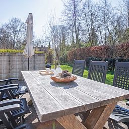 Stilvoller Aussenbereich im Bungalowpark Slufterduin - 't Oppertje, Ferienhaus in De Cocksdorp, Texel, perfekt fuer Sommerabende.