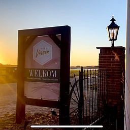 Sonnenuntergang am Eingang des Ferienhauses in De Cocksdorp, Texel, mit warmer Beleuchtung auf den Watteninseln.