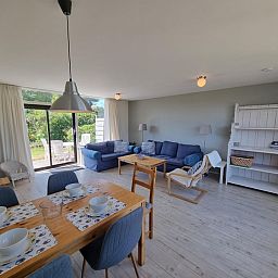 Helles Wohnzimmer des Bungalows 178 im Bungalowpark Tamarisk, De Cocksdorp Texel, mit gemuetlicher Einrichtung.