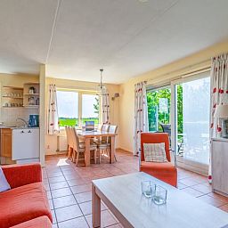 Helles Wohn- und Esszimmer im Ferienhaus in De Cocksdorp Texel mit Blick auf die Natur.
