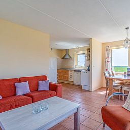 Offene Kueche und Essbereich im Ferienhaus in De Cocksdorp Texel mit Blick aufs Land.