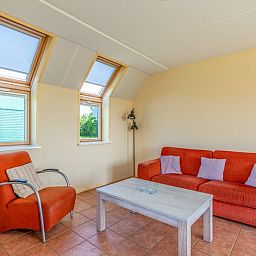Moderne Sitzecke im Ferienhaus in De Cocksdorp Texel mit viel natuerlichem Licht.